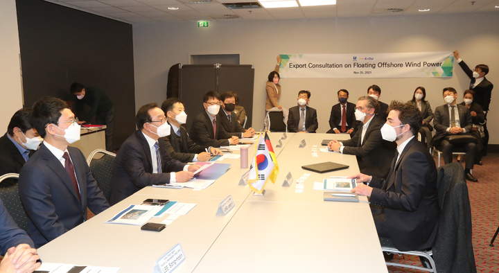 [울산=뉴시스] 배병수 기자 = 해외 기업 투자유치를 위해 독일을 방문중인 '울산시 외교투자대표단(단장 송철호 시장)' 이 25일 오전 11시(한국시간 지난 25일 19시) 독일 뮌헨 웨스턴 그랜드 뮌헨 호텔에서 EnBW 수출상담회를 진행하였다. (사진=울산시청 제공). 2021.11.26. bbs@newsis.com *재판매 및 DB 금지