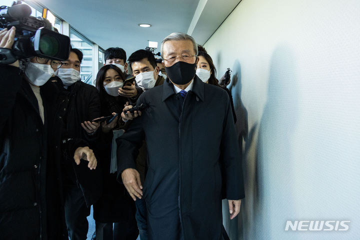 [서울=뉴시스] 국회사진기자단 = 김종인 전 국민의힘 비상대책위원장이 26일 서울 광화문 사무실로 출근하며 취재진 질문을 받고 있다. 2021.11.26. photo@newsis.com