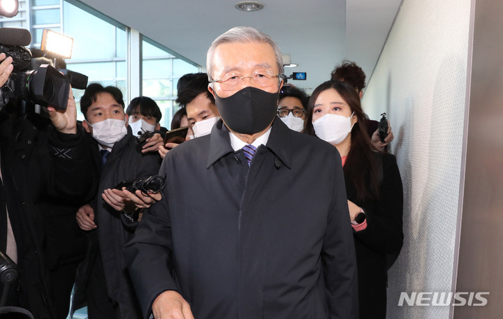 [서울=뉴시스] 국회사진기자단 = 김종인 전 국민의힘 비상대책위원장이 26일 서울 광화문 사무실로 출근하며 취재진 질문을 받고 있다. 2021.11.26. photo@newsis.com