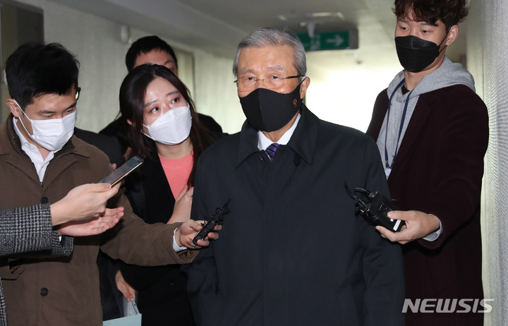 [서울=뉴시스] 국회사진기자단 = 김종인 전 국민의힘 비상대책위원장이 26일 서울 광화문 사무실로 출근하며 취재진 질문을 받고 있다. 2021.11.26. photo@newsis.com
