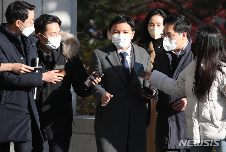 [서울=뉴시스] 조성우 기자 = 고위공직자범죄수사처(공수처) 소속 검사와 수사관들이 지난달 26일 오전 서울 서초구 대검찰청 정보통신과를 압수수색하기 위해 청사로 들어가고 있다. 2021.11.26. xconfind@newsis.com