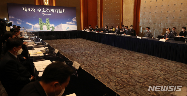[서울=뉴시스] 김명원 기자 = 11월 26일 오전 서울 중구 롯데호텔에서 열린 제4차 수소경제위원회 행사 전경. (공동취재사진) 2021.11.26. photo@newsis.com