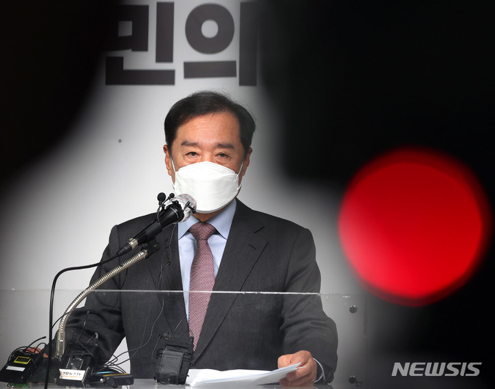 [서울=뉴시스] 국회사진기자단 = 김병준 국민의힘 상임선대위원장이 26일 서울 영등포구 국민의힘 당사에서 기자간담회를 하고 있다. 2021.11.26. photo@newsis.com