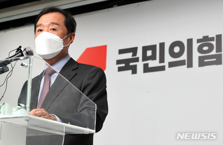 [서울=뉴시스] 국회사진기자단 = 김병준 국민의힘 상임선대위원장이 26일 서울 영등포구 국민의힘 당사에서 기자간담회를 하고 있다. 2021.11.26. photo@newsis.com