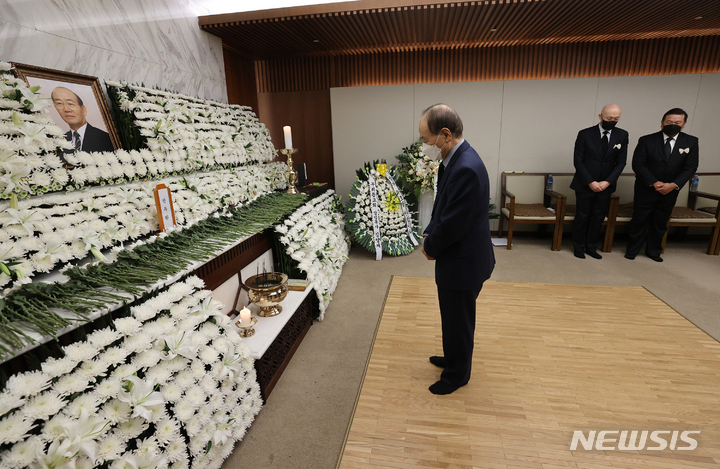 [서울=뉴시스] 김선웅 기자 = 오명 전 부총리가 26일 서울 서대문구 세브란스병원 장례식장에 마련된 전직 대통령 故 전두환 씨 빈소에서 조문하고 있다. (공동취재사진) 2021.11.26. photo@newsis.com