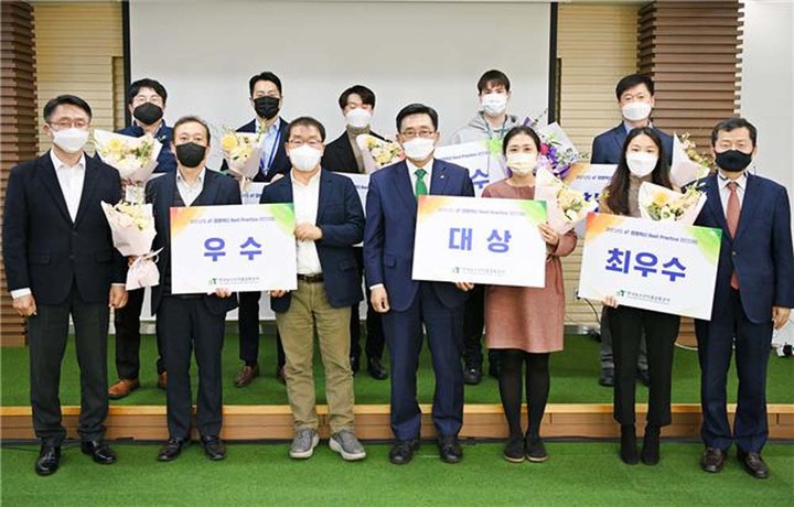 [나주=뉴시스] 한국농수산식품유통공사(aT)가 사내 부서를 대상으로 개최한 '2021년 경영혁신 BP(Best Practice) 경진대회' 수상자들. (사진=aT 제공) 2021.11.26 photo@newsis.com *재판매 및 DB 금지