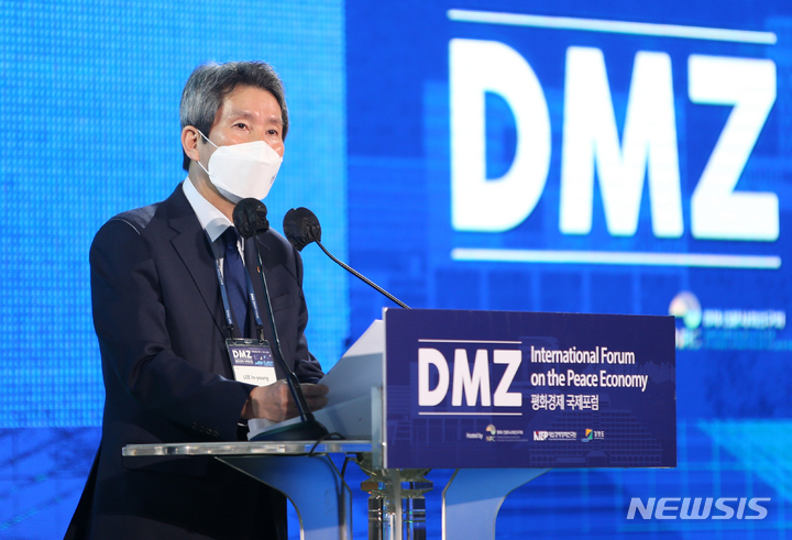 [고성(강원)=뉴시스] 김경목 기자 = 이인영 통일부 장관이 26일 오전 강원도 고성군 소노캄 델피노 리조트 ＆ 호텔 지하 2층 대연회장에서 열린 2021 DMZ 평화경제 국제포럼 개막식에서 기조연설을 하고 있다. 2021.11.26. photo31@newsis.com