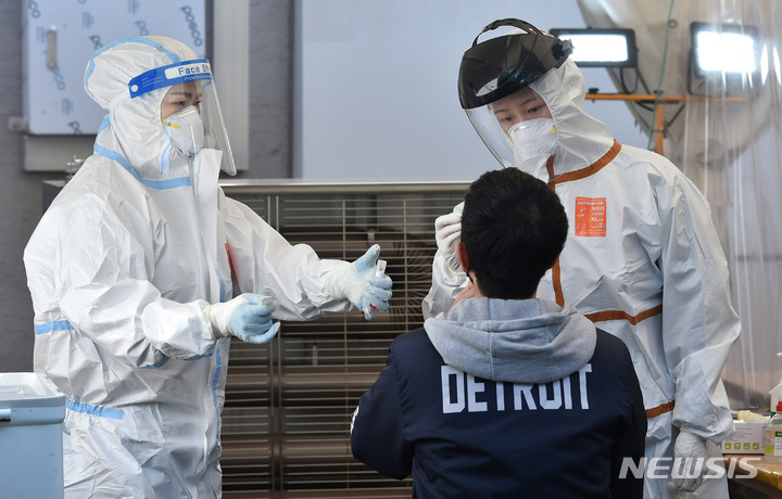 [대구=뉴시스] 이무열 기자 = 26일 오전 대구 수성구 보건소 선별진료소에서 시민들이 코로나19 진단검사를 받고 있다. 2021.11.26. lmy@newsis.com