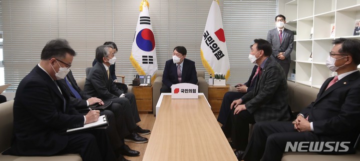 [서울=뉴시스] 국회사진기자단 = 윤석열 국민의힘 대선 후보가 26일 서울 여의도 국민의힘 당사에서 아이보시 고이치 주한일본대사와 접견하고 있다. 2021.11.26. photo@newsis.com