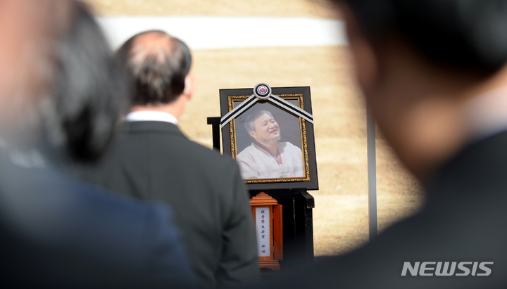 [광주=뉴시스] 김혜인 기자 = 26일 오전 광주 북구 운정동 국립 5·18민주묘지 2묘역에서 이광영씨 유해 안장식이 열리고 있다. 이씨는 5·18 당시 부상자를 구조하다 계엄군이 쏜 총에 맞아 하반신이 마비됐으며 계엄군 헬기 난사 목격담을 증언했다. 2021.11.26.hyein0342@newsis.com