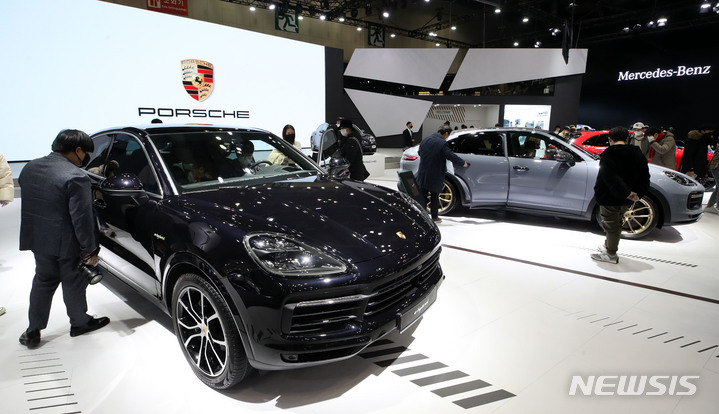 [고양=뉴시스] 고범준 기자 = 지난 2021년 11월26일 오전 경기 고양시 일산서구 킨텍스 제2전시장에서 열린 2021 서울모빌리티쇼 개막식에 포르쉐 카이엔 E 하이브리드 쿠페가 전시되어 있다. 2021.11.26. bjko@newsis.com