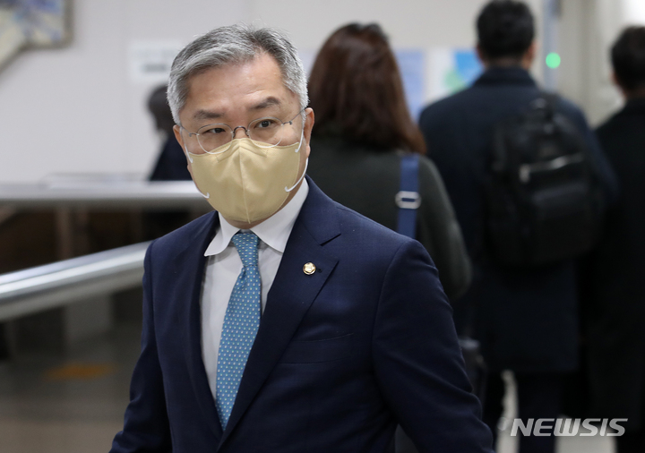 [서울=뉴시스] 조성우 기자 = 최강욱 열린민주당 대표가 지난 11월26일 오전 서울 서초구 서울중앙지방법원에서 열린 이동재 전 채널A 기자 명예훼손 공판에 출석하고 있다. 2021.11.26. xconfind@newsis.com