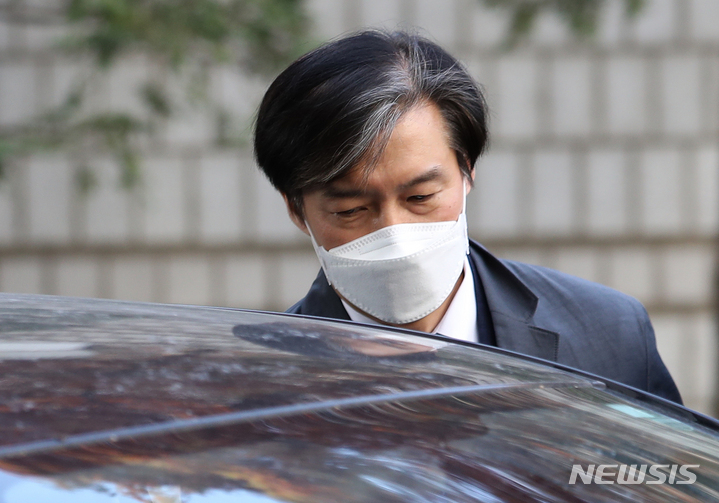 [서울=뉴시스] 조성우 기자 = 입시비리 및 사모펀드 등의 혐의로 재판을 받는 조국 전 법무부 장관이 26일 오후 서울 서초구 서울중앙지방법원에서 열린 공판이 끝난 뒤 차량에 타고 있다. 2021.11.26. xconfind@newsis.com