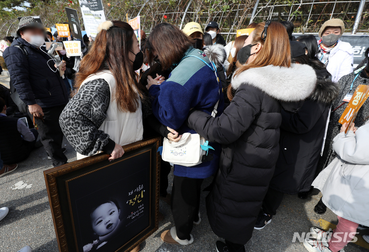 [서울=뉴시스] 조성우 기자 = 생후 16개월 된 정인양을 학대해 숨지게 한 혐의를 받는 양모가 2심 선고 공판에서 감형을 받은 26일 서울 서초구 서울고등법원 앞에서 한 시민이 눈물을 흘리고 있다. 2021.11.26. xconfind@newsis.com