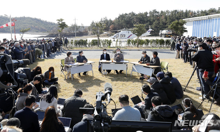 [신안=뉴시스] 최동준 기자 = 이재명 더불어민주당 대선 후보가 26일 전남 신안군 압해읍 전남 응급의료 전용헬기 계류장을 방문해 주민들과 간담회를 하고 있다. 2021.11.26. photocdj@newsis.com