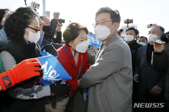 [신안=뉴시스] 최동준 기자 = 이재명 더불어민주당 대선 후보가 26일 전남 신안군 압해읍 전남 응급의료 전용헬기 계류장을 방문해 간담회 전 주민들과 인사하고 있다. 2021.11.26. photocdj@newsis.com