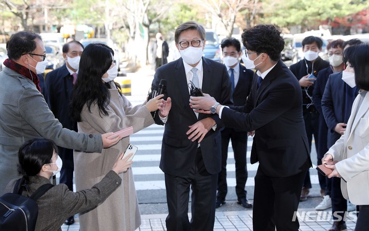 [부산=뉴시스] 하경민 기자 = 공직선거법 위반 혐의로 기소된 박형준 부산시장이 26일 오후 부산지법에서 열리는 첫 공판기일에 출석하며 취재진의 질문을 받고 있다. 2021.11.26. yulnetphoto@newsis.com