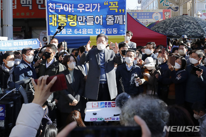 [장흥=뉴시스] 최동준 기자 = 이재명 더불어민주당 대선 후보가 27일 전남 장흥군 정남진장흥토요시장을 방문해 연설하고 있다. 2021.11.27. photocdj@newsis.com