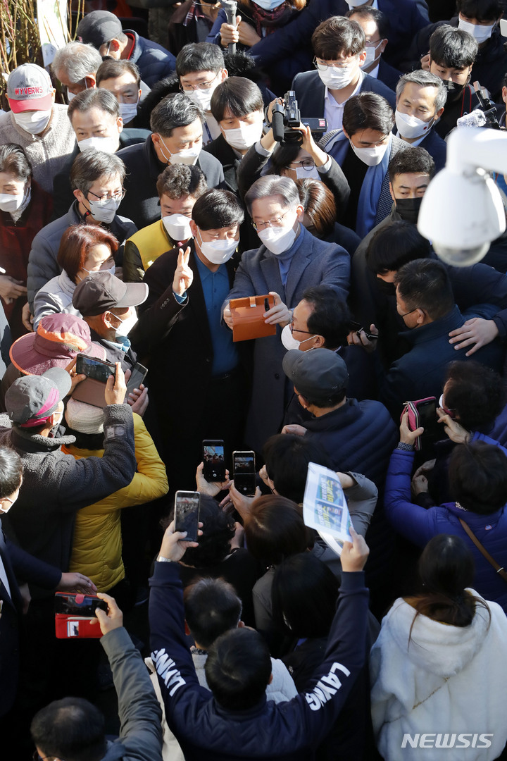 [장흥=뉴시스] 최동준 기자 = 이재명 더불어민주당 대선 후보가 27일 전남 장흥군 정남진장흥토요시장을 방문해 시민들과 기념촬영을 하고 있다. 2021.11.27. photocdj@newsis.com