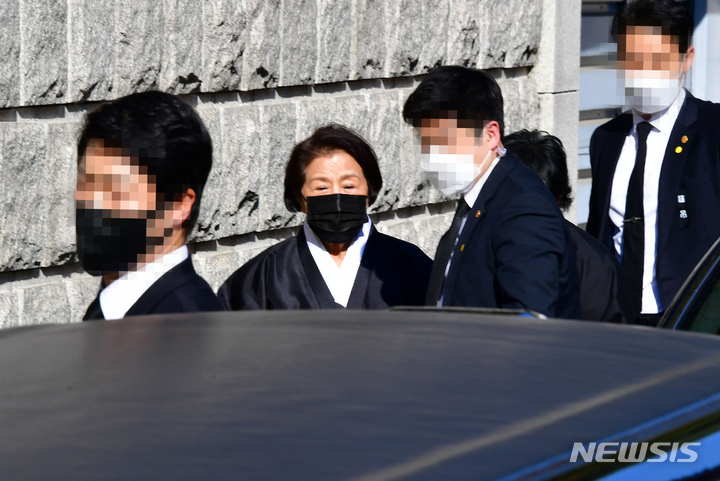 [서울=뉴시스] 조성우 기자 = 전두환 전 대통령의 영정과 유해가 27일 오후 서울 서대문구 연희동 자택으로 도착한 가운데 부인 이순자 씨가 차량에서 내리고 있다. (공동취재사진) 2021.11.27. photo@newsis.com