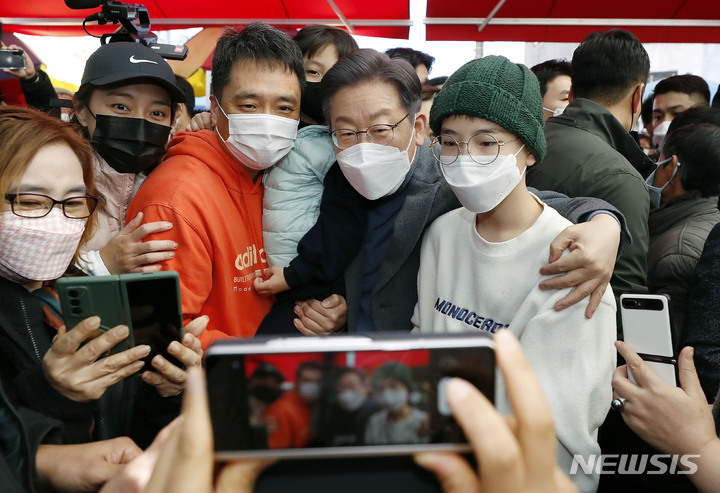 [장흥=뉴시스] 최동준 기자 = 이재명 더불어민주당 대선 후보가 27일 전남 장흥군 정남진장흥토요시장을 방문해 시민들과 기념촬영을 하고 있다. 2021.11.27. photocdj@newsis.com