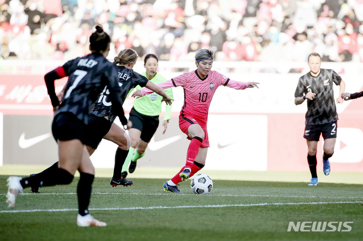 [고양=뉴시스] 김병문 기자 = 27일 오후 경기 고양종합운동장에서 열린 한국 여자축구대표팀과 뉴질랜드의 평가전 경기, 한국 지소연이 돌파하고 있다. 2021.11.27. dadazon@newsis.com