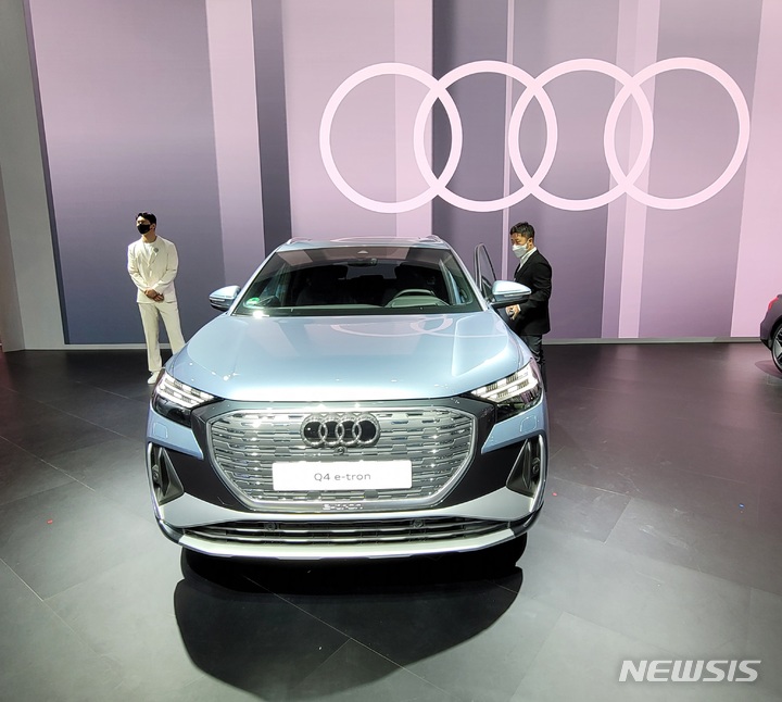 [고양=뉴시스]최희정 기자= 25일 고양시 킨텍스 제2전시관에서 열린 2021 서울모빌리티쇼 프레스데이에서 한 참석자가 아우디 부스에 마련된 전기차 'Q4 e-트론'을 살펴보고 있다. dazzling@newsis.com