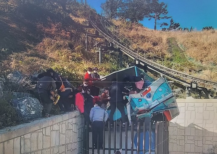 [통영=뉴시스] 홍정명 기자=28일 오후 2시 1분께 경남 통영 욕지도 모노레일 승강장 진입 중 탈선 사고가 발생해 욕지분대 소방대원 등이 구조 및 수습 작업을 하고 있다. 이 사고로 탑승객 8명이 부상해 이송됐고, 모두 생명에는 지장이 없는 것으로 알려졌다.(사진=경남도소방본부 제공) 2021.11.28. photo@newsis.com *재판매 및 DB 금지