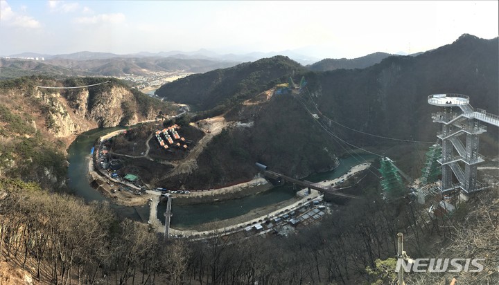 [원주=뉴시스] 이덕화 기자 = 28일 소금잔도에 올라 바라본 강원 원주시 대표관광지 ‘소금산그랜드밸리’ 전경. 출렁다리, 하늘정원, 소금잔도, 전망대 등을 부분 개장한 ‘소금산그랜드밸리’는 내년 상반기 케이블카, 울렁다리, 에스컬레이터가 완공된다. 2021.11.28. wonder8768@newsis.com