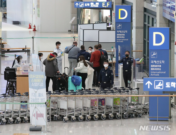 [인천공항=뉴시스] 박미소 기자 = 정부가 오미크론 발생 국가인 남아공과 인접국인 보츠와나, 짐바브웨, 나미비아, 레소토, 에스와티니, 모잠비크, 말라위 등 8개국을 방역강화국가, 위험국가, 격리면제 제외국가로 지정했다. 28일 오전 인천국제공항 1터미널에서 해외입국객들이 방역 관계자의 안내를 받고 있다. 2021.11.28. misocamera@newsis.com