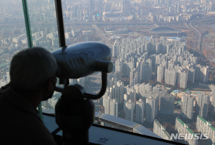 [서울=뉴시스] 고승민 기자 = 서울 롯데월드타워 서울스카이에서 바라본 서울시내 아파트 모습. 2021.11.28. kkssmm99@newsis.com