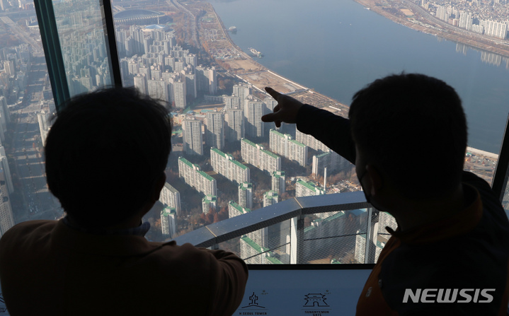 [서울=뉴시스] 고승민 기자 = 서울 롯데월드타워 서울스카이에서 바라본 서울시내 아파트 모습. 2021.11.28. kkssmm99@newsis.com