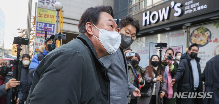 [서울=뉴시스] 국회사진기자단 = 윤석열 국민의힘 대선 후보가 28일 오후 서울 여의도 하우스커피에서 열린 '대선 D-100, 내일을 생각하는 청년위원회 및 청년본부 출범식'에 참석하고 있다. 오른쪽은 권성동 사무총장. 2021.11.28. photo@newsis.com