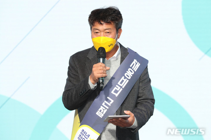 [대구=뉴시스] 국회사진기자단 = 여영국 정의당 대표가 28일 오후 서울 마포구 가온스테이지에서 열린 청년정의당 선거대책위원회 출범식에 참석해 발언을 하고 있다. 2021.11.28. photo@newsis.com