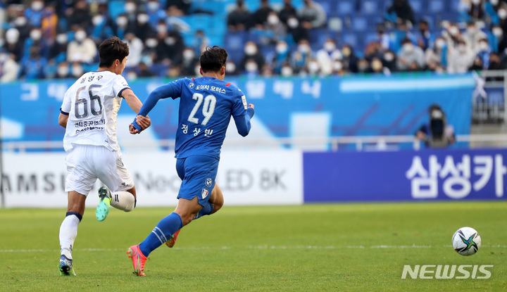 [수원=뉴시스] 이영환 기자 = 지난 2021년 11월28일 오후 경기 수원시 팔달구 수원월드컵경기장에서 열린 2021 K리그1 37라운드 울산 현대와 수원 삼성의 경기 전반전, 울산 설영우와 서원 정상빈이 볼다툼을 하고 있다. 2021.11.28. 20hwan@newsis.com