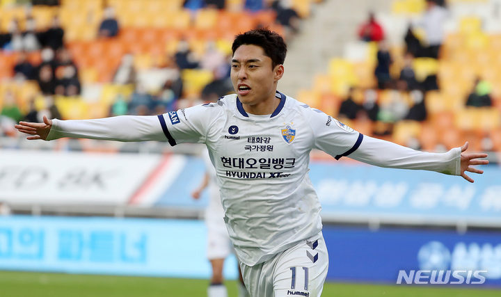 [수원=뉴시스] 이영환 기자 = 28일 오후 경기 수원시 팔달구 수원월드컵경기장에서 열린 2021 K리그1 37라운드 울산 현대와 수원 삼성의 경기 후반전, 울산 이동준이 골을 넣고 세리머니를 하고 있다. 세리머니 후 VAR 판독 결과 이동준의 오프사이드가 선언 돼 골은 취소 됐다. 2021.11.28. 20hwan@newsis.com