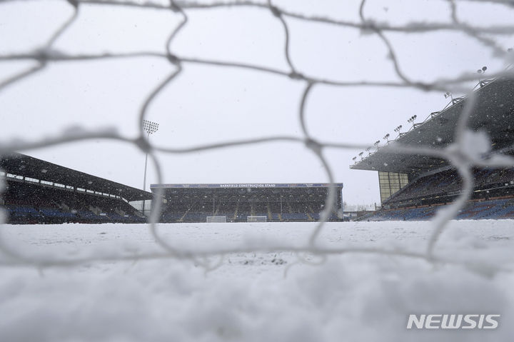 [번리=AP/뉴시스]폭설로 연기된 잉글랜드 프로축구 프리미어리그(EPL). 2021.11.28.
