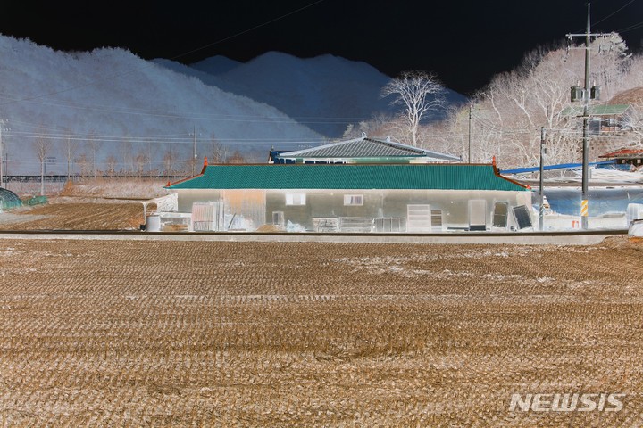 [서울=뉴시스]Mirror walk 2111-1 Pigment print 2021 ⓒ조덕현 CHO Duck Hyun