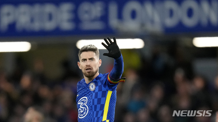 [AP/뉴시스]30일 프랑스 파리에서 열린 2021 발롱도르 시상식에서 3위에 오른 조르지뉴. 