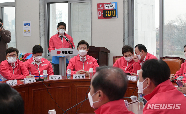 [서울=뉴시스] 김선웅 기자 = 내년 3월9일 치러질 대통령선거를 100일 앞둔 29일 서울 여의도 국회에서 열린 국민의힘 대통령선거 중앙선거대책위원회 회의에 참석한 윤석열 후보가 회의를 주재하고 있다. (공동취재사진) . 2021.11.29. photo@newsis.com