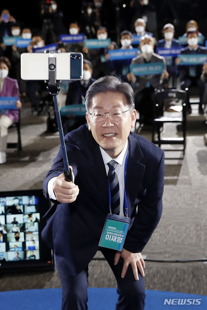 [광주=뉴시스] 최동준 기자 = 이재명 더불어민주당 대선 후보가 29일 광주 서구 김대중컨벤션센터에서 열린 'D-100일 전 국민 선대위-내가 이재명입니다. 국민이 이재명에게' 행사에서 셀카봉으로 참석자들과 기념촬영을 하고 있다. 2021.11.29. photocdj@newsis.com