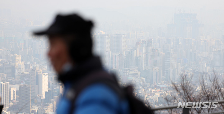[서울=뉴시스] 홍효식 기자 = 서울 등 수도권 초미세먼지 농도가 '나쁨' 수준을 보인 지난달 29일 오전 서울 남산에서 바라본 서울 도심이 뿌옇다. 2021.11.29. yesphoto@newsis.com
