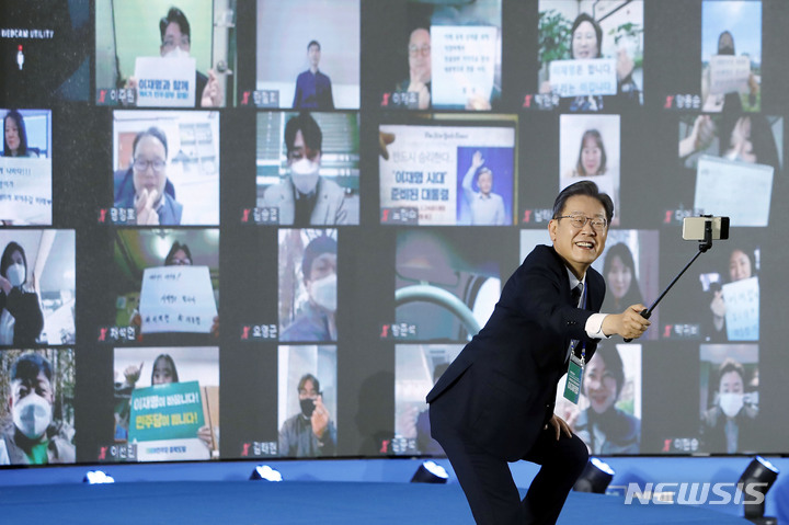 [광주=뉴시스] 최동준 기자 = 이재명 더불어민주당 대선 후보가 29일 광주 서구 김대중컨벤션센터에서 열린 'D-100일 전 국민 선대위-내가 이재명입니다. 국민이 이재명에게' 행사에서 셀카봉으로 참석자들과 기념촬영을 하고 있다. 2021.11.29. photocdj@newsis.com