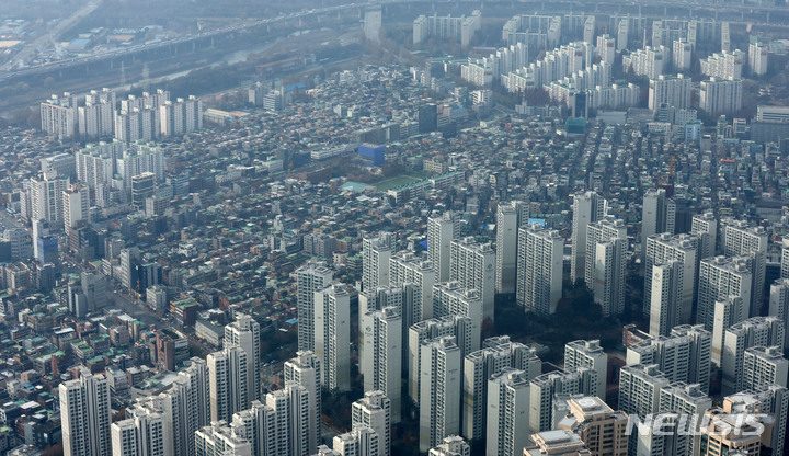 [서울=뉴시스] 고범준 기자 = 서울 송파구 롯데월드타워 전망대 서울스카이에서 바라본 도심에 아파트와 빌라 밀집지역 모습이 보이고 있다. 2021.11.29. bjko@newsis.com