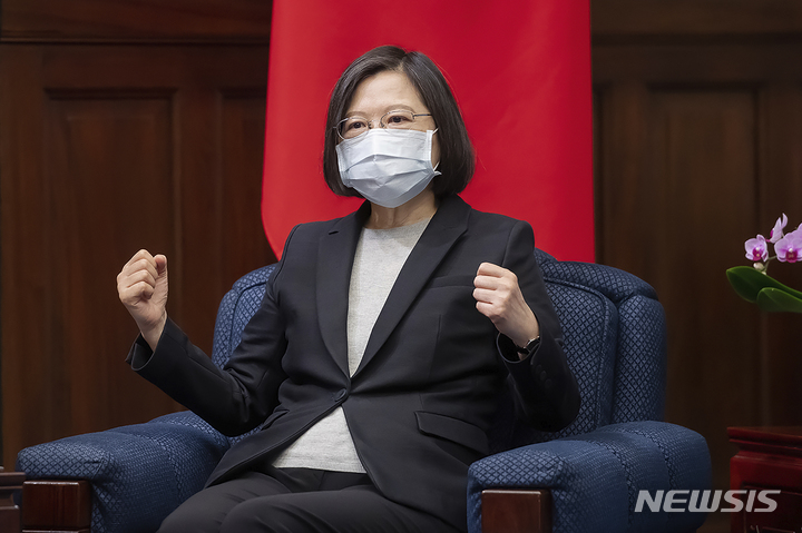 [타이베이=AP/뉴시스] 29일 대만 총통부가 제공한 사진으로, 차이잉원 총통이 리투아니아·라트비아·에스토니아 등 발트해 연안 3개국의 의원 방문단을 만나 발언하는 과정에 주먹을 쥐고 있다. 2021.11.29