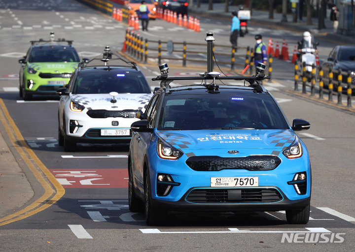 [서울=뉴시스] 추상철 기자 = 2021 현대자동차그룹 자율주행 챌린지 행사가 열린 29일 오후 서울 마포구 상암 자율주행자동차 시범운행지구에서 참가 대학팀 자율주행차가 출발준비를 하고 있다. (사진= 공동취재사진) 2021.11.29. photo@newsis.com