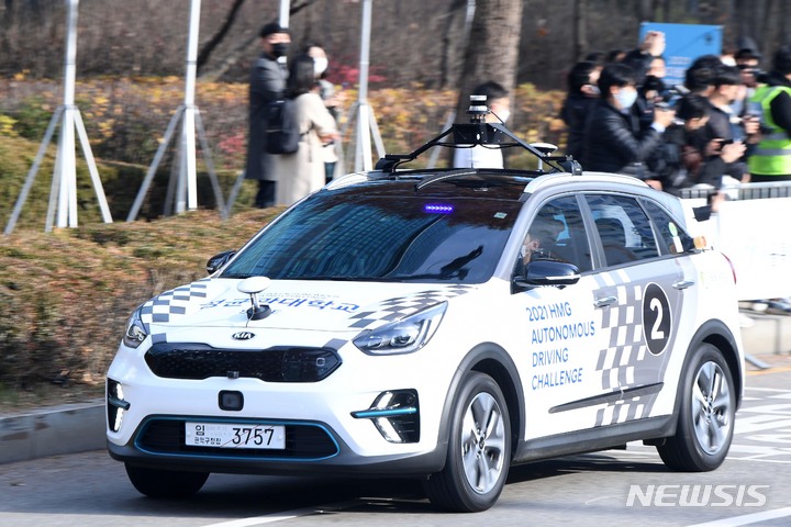 [서울=뉴시스] 추상철 기자 = 지난해 11월29일 서울 마포구 상암동에서 열린 '2021 자율주행 챌린지'에 참가한 각 대학별 자율주행차들이 도로를 달리고 있다. (공동취재사진) 2021.11.29. photo@newsis.com