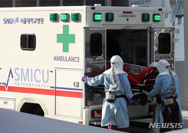 [서울=뉴시스] 백동현 기자 = 코로나19 위중증 환자가 629명으로 집계된 29일 오후 서울 종로구 서울대학교병원 응급의료센터에서 의료진이 서울시 중증 환자 이송 서비스(SMICU) 차량으로 환자를 이송하고 있다. 2021.11.29. livertrent@newsis.com