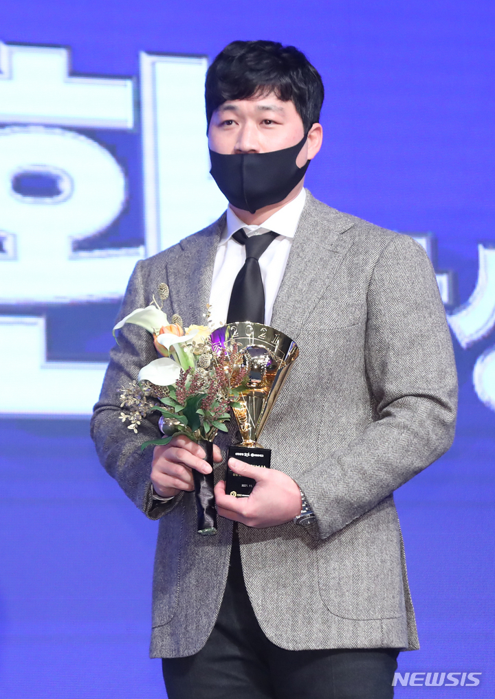 [서울=뉴시스] 조수정 기자 = 29일 오후 서울 강남구 임피리얼팰리스호텔에서 열린 2021 KBO 시상식에서 KBO리그 투수부문 KBO세이브상을 수상한 오승환 삼성라이온즈 선수가 포즈를 취하고 있다. 2021.11.29. chocrystal@newsis.com