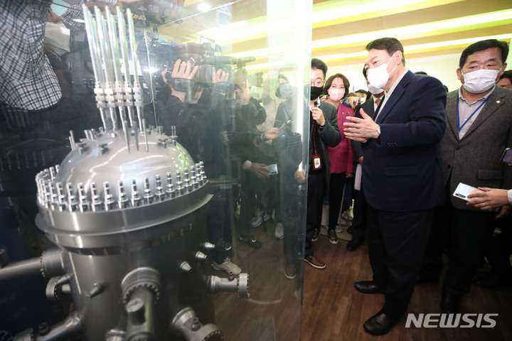 [대전=뉴시스] 전신 기자 = 윤석열 국민의힘 대선 후보가 29일 오후 대전 대덕연구단지 내 한국원자력연구원을 방문해 소형모듈원자로(SMR)을 살펴보고 있다. (공동취재사진) 2021.11.29. photo@newsis.com